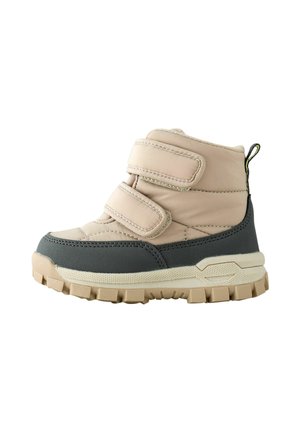 Tan- und graue Kinderknöchelstiefel mit zwei Klettverschlüssen, strukturiertem Obermaterial, gepolstertem Kragen und einer robusten Gummisohle.