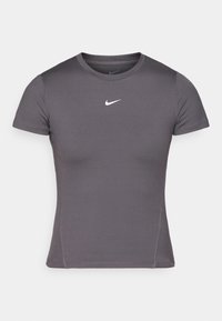 Maglietta grigia a maniche corte realizzata in tessuto liscio ed elastico, con logo Nike bianco sul petto e dettagli di cuciture piatte.