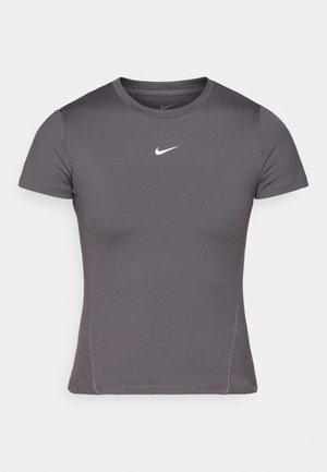 Pilki trumpomis rankovėmis marškinėliai, pagaminti iš lygios, tamprios medžiagos, su balta Nike logotipu krūtinės srityje ir plokščio siuvimo detalėmis.