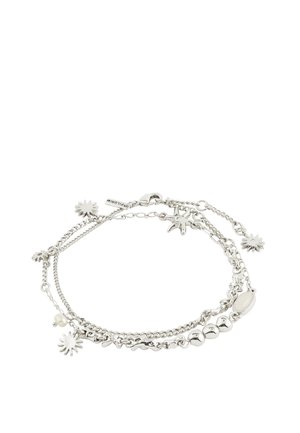 Strieborný vrstvený náramok s príveskami v tvare slnka, hviezdy a perly na bielom pozadí.