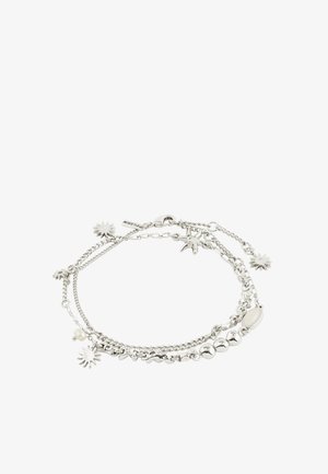 Hõbedane kihiline käevõru päikese-, tähe- ja pärlikujuliste ripatsitega valgel taustal.