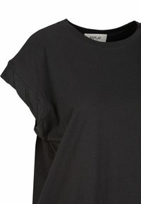 Donkergrijze t-shirt met korte, licht gerimpelde mouwen. De stof ziet er zacht uit, ideaal voor casual wear. Etiket zichtbaar bij de halslijn.