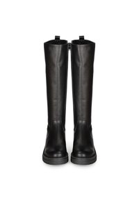 Botas de cuero negro hasta la rodilla con un acabado texturizado. Presentan una punta redondeada, un diseño minimalista y una sutil lengüeta en la parte superior.