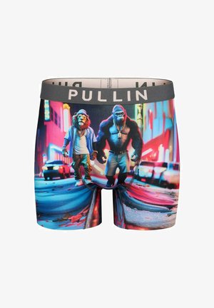 Boxers avec une scène urbaine nocturne mettant en vedette un lion en tenue de rue et un gorille portant des shorts et des chaînes marchant côte à côte.