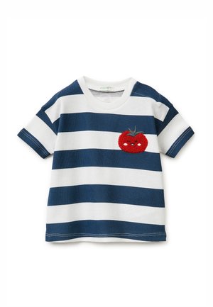 Maglietta a maniche corte a righe orizzontali blu e bianche con una toppa a forma di pomodoro rosso sorridente sul petto a sinistra.