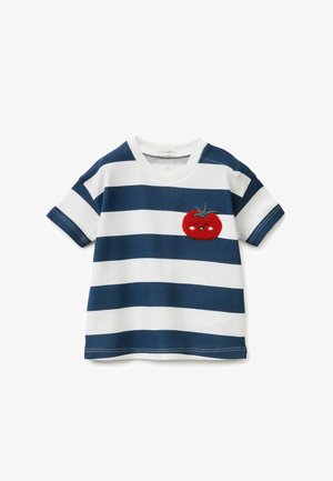 Blauw-wit horizontaal gestreept T-shirt met korte mouwen en een glimlachende rode tomaat als applicatie op de linkerborst.