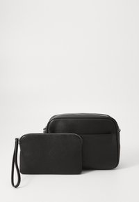 Due borse in pelle nera: una borsa rettangolare più grande con cerniera e una pochette più piccola con un cinturino da polso, entrambe con una finitura testurizzata.