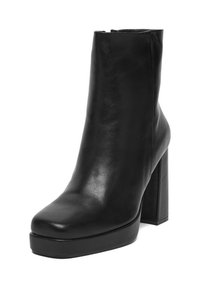 Czarna skórzana botka za kostkę z blokowym obcasem i platformą, o gładkiej fakturze i minimalistycznym designie.