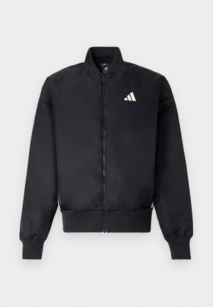 Chaqueta bomber negra con cremallera frontal, puños acanalados y un pequeño logo blanco en el pecho izquierdo. Tejido liso con un corte estructurado.