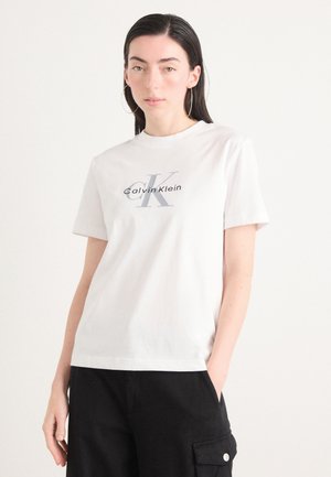 Witte katoenen t-shirt met een grafisch logo in grijs en zwart. Korte mouwen en een ronde hals. Soepele textuur, casual pasvorm.