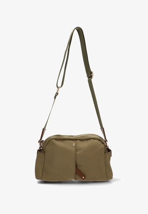 Bolso bandolera verde oliva hecho de nailon, con cierre de cremallera, correa ajustable y detalles en cuero marrón en la parte frontal.