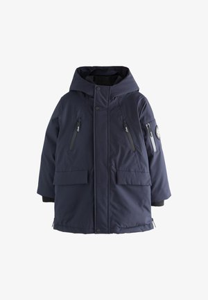 Parka de invierno acolchada en azul marino con capucha, dos bolsillos en el pecho con cremallera, bolsillos con solapa y bolsillo con cremallera en la manga con parche con logo de la marca.