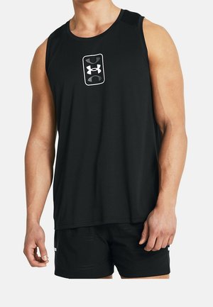 Mężczyzna w czarnym sportowym topie bez rękawów z białym logo Under Armour na piersi oraz pasujących czarnych szortach na jednolitym tle.