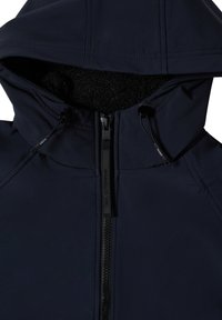 Gros plan d'une veste à capuche bleu marine avec une fermeture éclair centrale et des cordons sur la capuche étiquetés "Cecil."