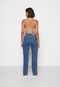 Tommy Jeans JULIE - Calças de ganga de perna direita - denim dark