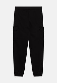 Pantalons de jogging noirs en tissu doux, dotés de poignets élastiques, d'une taille avec cordon de serrage et de deux poches cargo latérales pour le rangement.