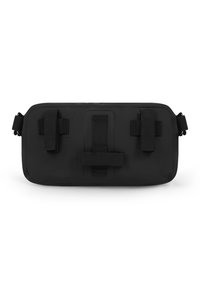 Czarna prostokątna torba wykonana z trwałego materiału, z trzema zaczepami na paski, teksturowanymi sekcjami i gładką powierzchnią.