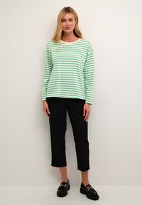 Kaffe KAWINNI - Pikkade varrukatega topp - antique white   gumdrop green