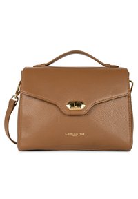 Braune Leder-Handtasche mit strukturierter Oberfläche, goldfarbenen Details, Klappenverschluss und abnehmbarem Schultergurt. Logo geprägt auf der Vorderseite.