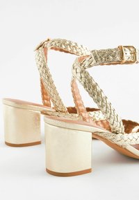 Next FOREVER COMFORT REGULAR FIT - Sandaalid - gold