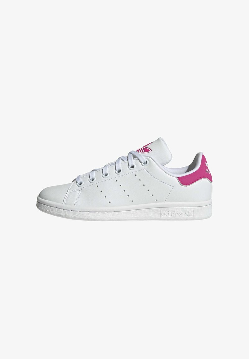 Baskets en cuir blanc avec accent rose au talon, dotées d'un bout arrondi, de six œillets et de détails perforés sur les côtés.