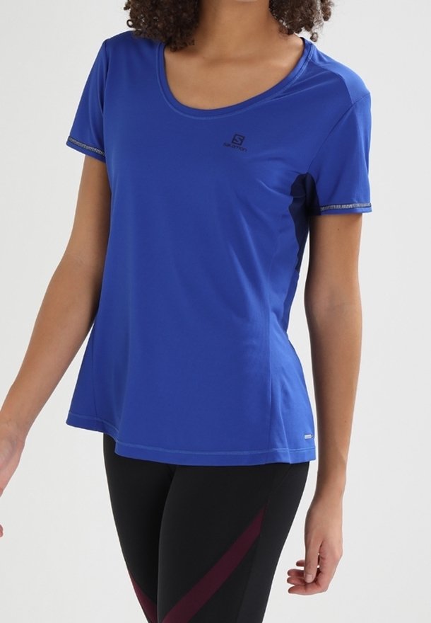 Blå kortärmad träningsskjorta i slätt tyg, med rund halsringning och subtil logotyp på övre vänstra sidan.