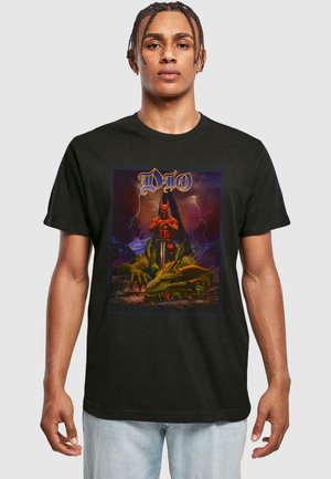 Sort t-shirt med et grafisk design af en rød og grøn drage under en muskuløs figur, med lyn og bjerge i baggrunden.