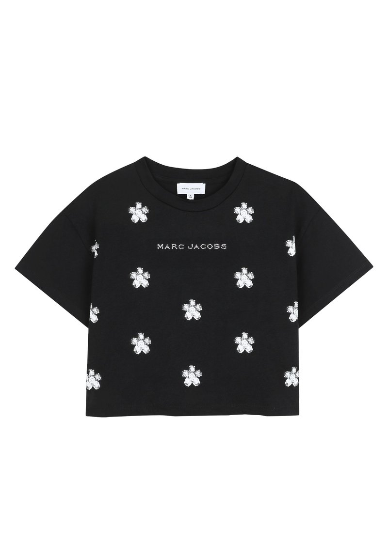 Zwarte cropped t-shirt van katoen, met witte bloemenprints en de tekst "MARC JACOBS" in het midden. Korte mouwen, ontspannen pasvorm.