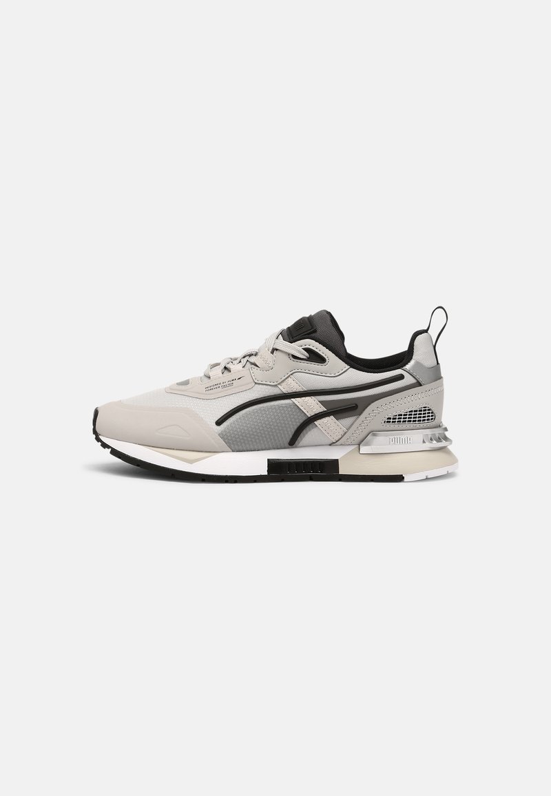 Světlé šedé tenisky s černými akcenty, svršek z mešové a syntetické látky, polstrovaný límec, bílá mezipodešev a gumová podrážka.