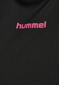 Czarny sportowy top z tkaniny o gładkiej fakturze i wyraźnym różowym logo "hummel". Prosty design, sportowy styl, bez dodatkowych wzorów.