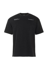 Camiseta de algodón negra con mangas cortas, escote redondo, y texto impreso en blanco: "ROMPIENDO CONVENCIONES" y "ELIASRUMELIS" en los hombros.