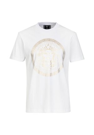 Wit T-shirt met korte mouwen met een goudkleurig reliëf van een leeuwenkop en een cirkelvormige decoratieve rand met tekst op de borst.