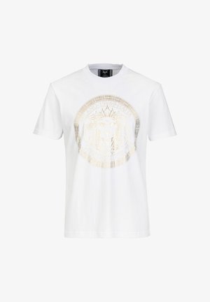 Weißes T-Shirt mit kurzen Ärmeln, versehen mit einem goldgeprägten Löwenkopf und einem kreisförmigen Schmuckrand mit Text auf der Brust.