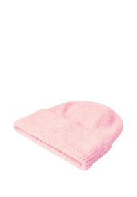 Roze gebreide beanie met een omgeslagen rand, gemaakt van zacht, gestructureerd materiaal; heeft een ronde bovenkant en een naadloos ontwerp.