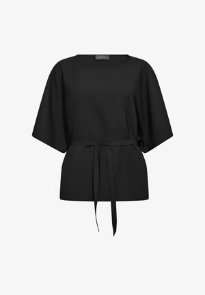 Svart kortärmad topp med löst sittande passform och ett knytbälte i midjan. Tillverkad av en mjuk tyg med en enfärgad design och rund halsringning.