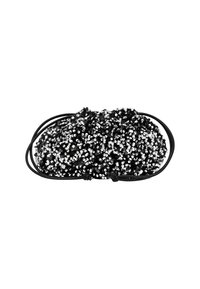 Sorte og sølvfarvede palietteret clutch-taske med en rund form og en tekstureret overflade, der har sorte snore detaljer til lukning.