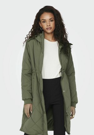 Manteau long matelassé vert olive avec capuche, taille élastique et fermeture à boutons-pression et zip à l'avant. Dispose de poches latérales et de poignets côtelés.