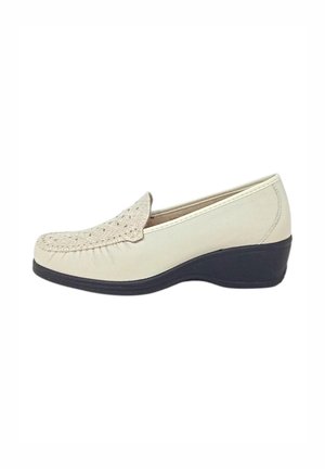 Mocassino beige chiaro con tomaia intrecciata testurizzata, punta arrotondata e un tacco a zeppa nera basso. Materiale liscio con dettagli di cucitura minimi.
