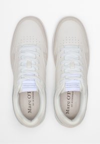 Białe skórzane trampki z perforowanymi detalami, jasnoniebieskimi akcentami i płaskimi, białymi sznurowadłami. Posiadają wyściółkę z logo i gładką fakturę.