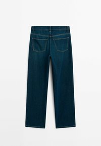 Jean droit en denim bleu foncé vu de dos avec deux poches plaquées et passants pour ceinture sur la taille.