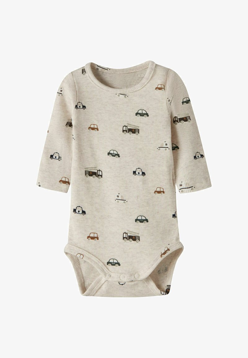 Babybody met lange mouwen in lichtbeige, met een geribbelde structuur en verspreide auto-illustraties in groen, bruin en marineblauw. Drukknopen aan de onderkant.