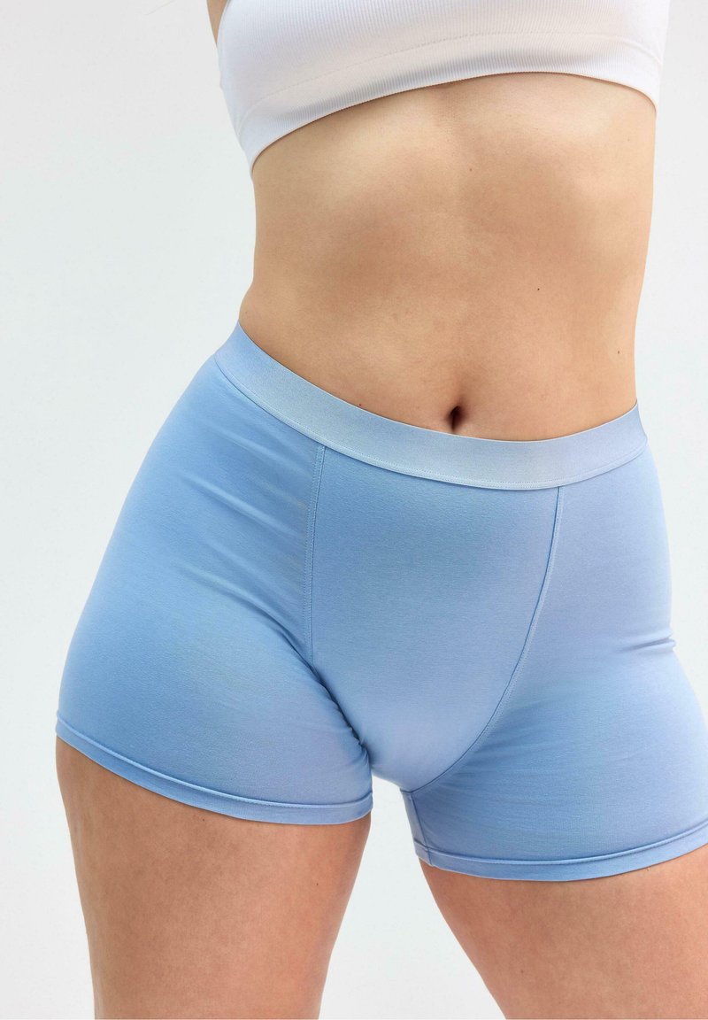Pantaloni corti aderenti di colore blu chiaro realizzati in un tessuto liscio e elasticizzato; presentano una morbida cintura elastica e un design elegante e senza cuciture.