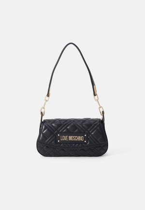 Schwarze gesteppte Schultertasche mit goldenen Ketten und "LOVE MOSCHINO" Logoplakette auf der vorderen Klappe.