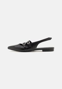 Schwarze Leder-Slingback-Schuhe mit einer spitzen Zehenpartie, die zwei dekorative Riemen mit metallischen Akzenten und einen niedrigen, flachen Absatz aufweisen.