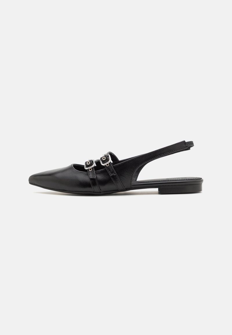 Schwarze Leder-Slingback-Schuhe mit einer spitzen Zehenpartie, die zwei dekorative Riemen mit metallischen Akzenten und einen niedrigen, flachen Absatz aufweisen.