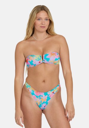 Kolorowy kwiecisty komplet bikini z górą bez ramiączek, zdobioną skręceniem, oraz majtkami o wysokim wycięciu i niskim stanie w odcieniach niebieskiego, różowego i żółtego.