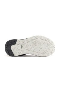 Suola in gomma nera con intersuola bianca, dotata di tacchetti multidirezionali per una migliore trazione e una texture maculata per un tocco di dettaglio in più.