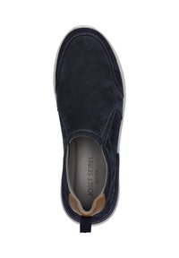 Navy Slipper aus Wildleder mit runder Zehenform, strukturiertem Obermaterial, grauer Sohle und braunem Akzent an der Ferse. Der Markenname ist innen sichtbar.