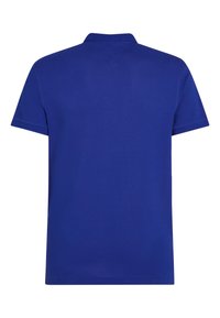 Polo a manica corta blu tinta unita vista da dietro con colletto a coste e senza loghi o motivi visibili.