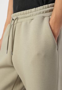 Jack & Jones JPSTBILL JJKINETIC - Pantaloni de trening - silver sage